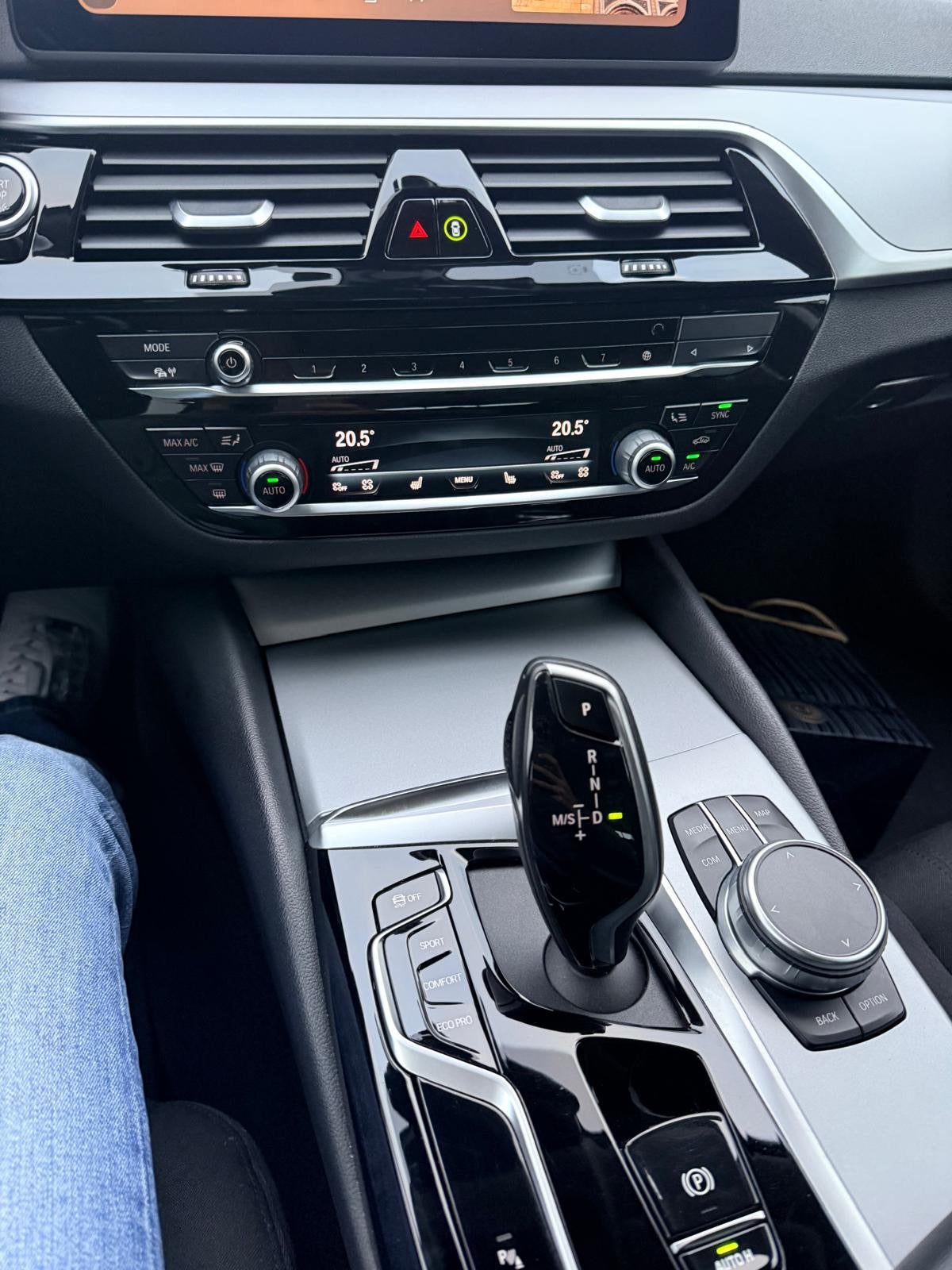 Bmw 520d x drive te koop, op tijd onderhoud bij dealer., Auto's, Automaat, Stof, Zwart, Vierwielaandrijving