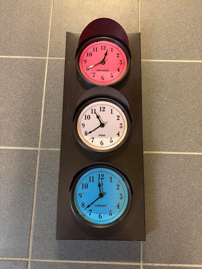 Horloge signal Feux tricolore metal 60*23 cm, Enlèvement ou Envoi, Utilisé, Analogique, Horloge murale