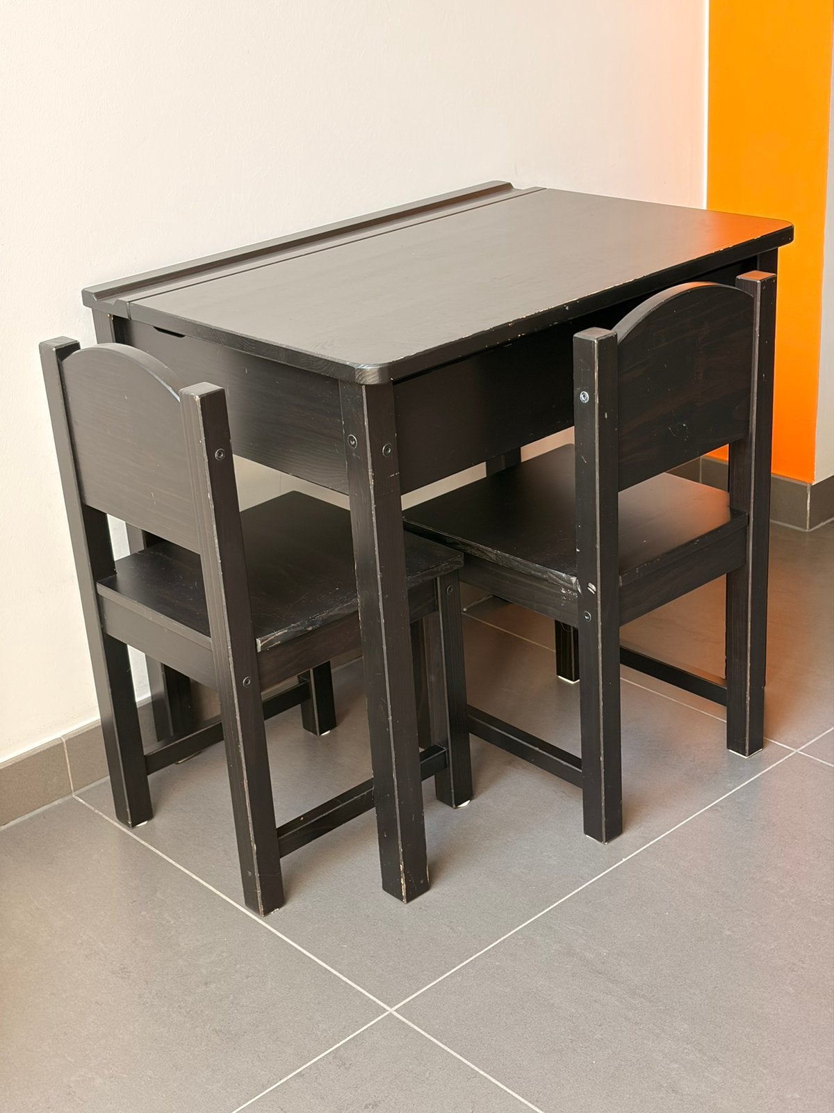 Lessenaar/bureau voor kinderen met 2 bijhorende stoeltjes, Kinderen en Baby's, Kinderkamer | Tafels en Stoelen, Ophalen, Gebruikt