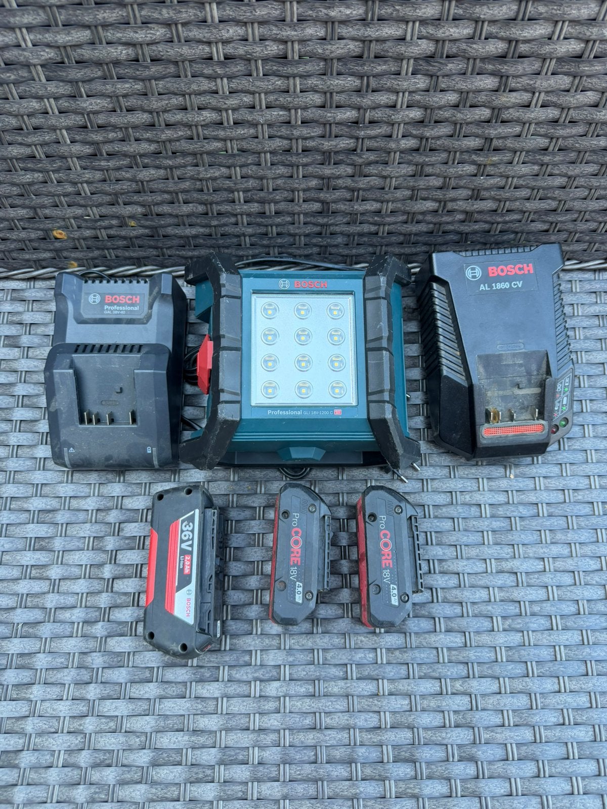 Bosch 18V/36V set – Werklamp, 3 accu’s & 2 laders, Bricolage & Construction, Outillage | Autres Machines, Comme neuf, Enlèvement ou Envoi
