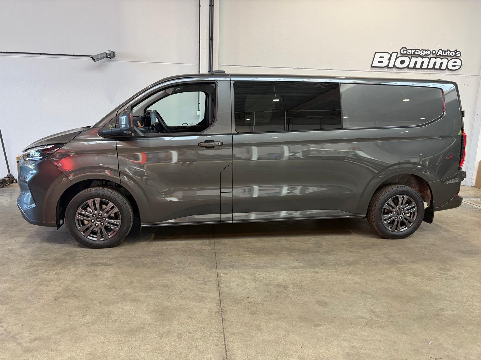 Ford Transit Custom 320 2.0 TDCI L2H1 Limited DC NIEUW ! 6-z, Stof, Gebruikt, Zwart, 4 cilinders