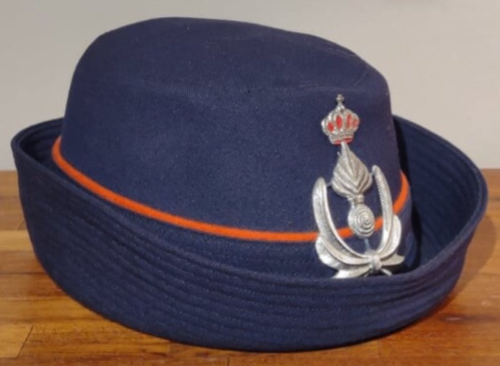 Recherche chapeau femme gendarmerie et grades officier sup, Collections, Objets militaires | Général, Enlèvement ou Envoi, Gendarmerie