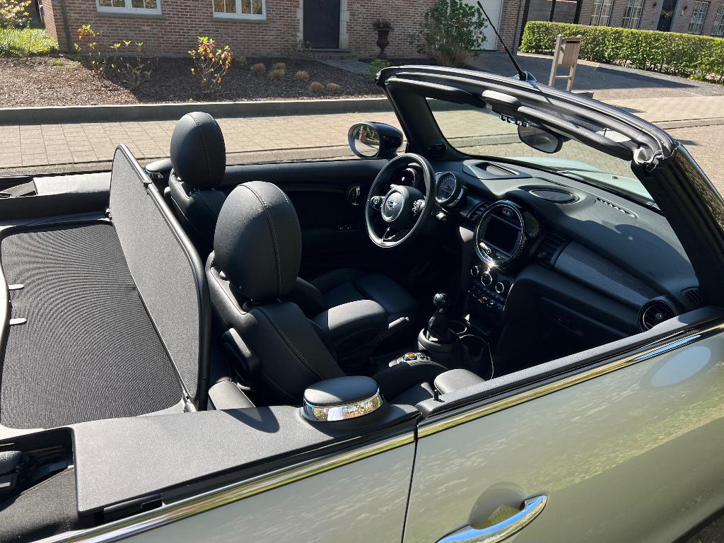 Silver white Mini Cooper cabrio uitzonderlijk goed bewaard, Auto's, 4 zetels, Cabriolet, Bedrijf, Handgeschakeld