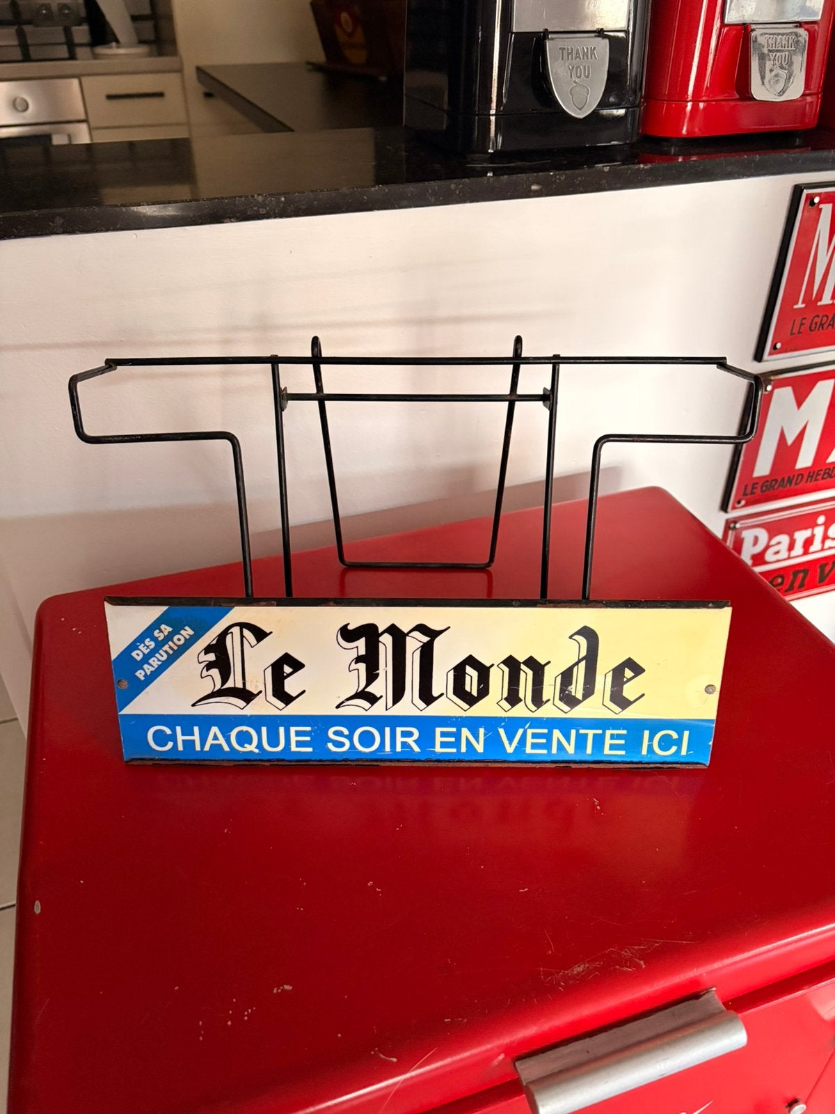Ancien presentoir a journaux LE MONDE, Verzamelen, Merken en Reclamevoorwerpen, Gebruikt, Ophalen of Verzenden