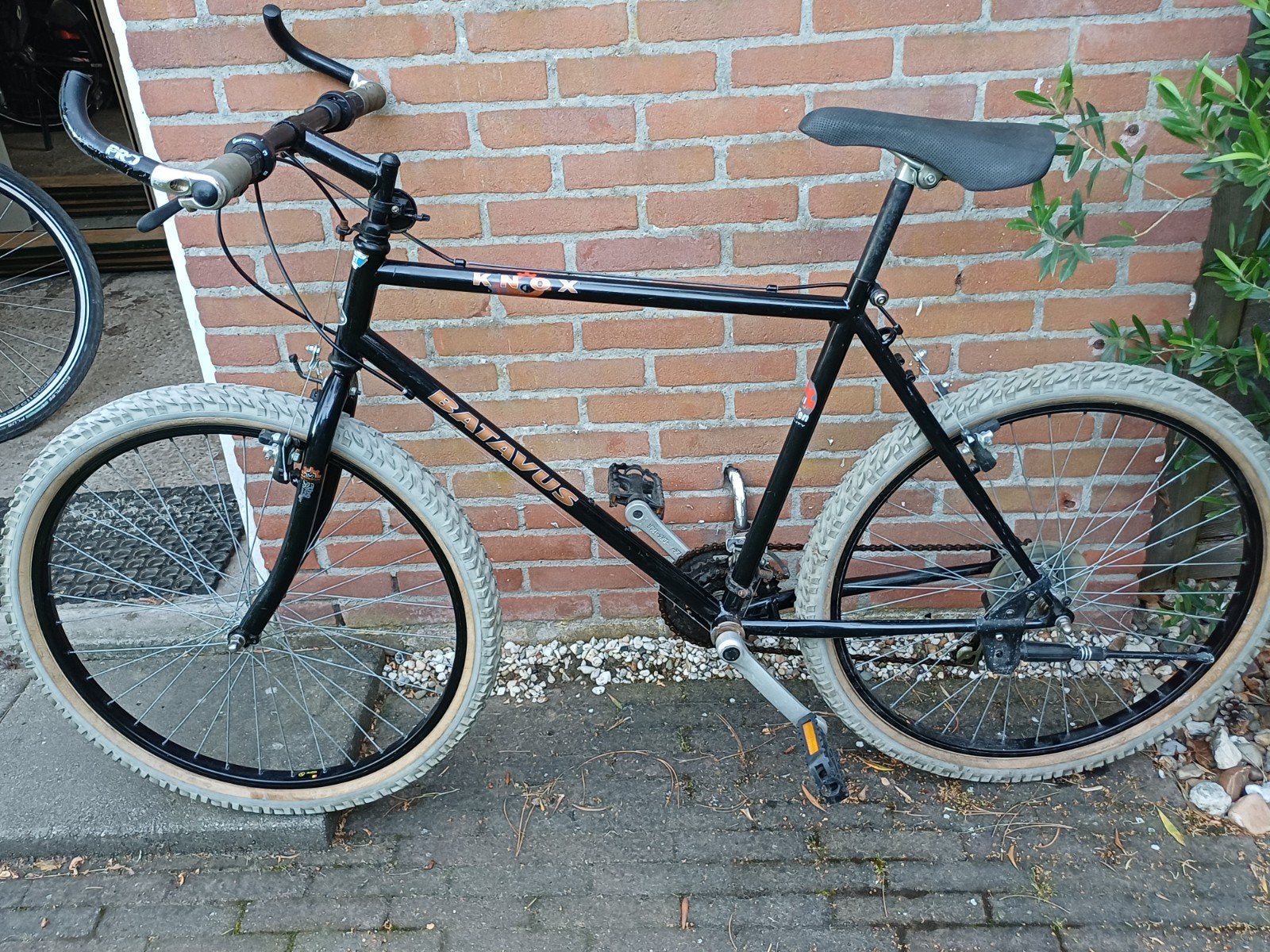 Très beau vélo de montagne Bataves « Knox », Vélos & Vélomoteurs, Vélos | VTT & Mountainbikes, Frein sur jante, 49 à 53 cm, Comme neuf