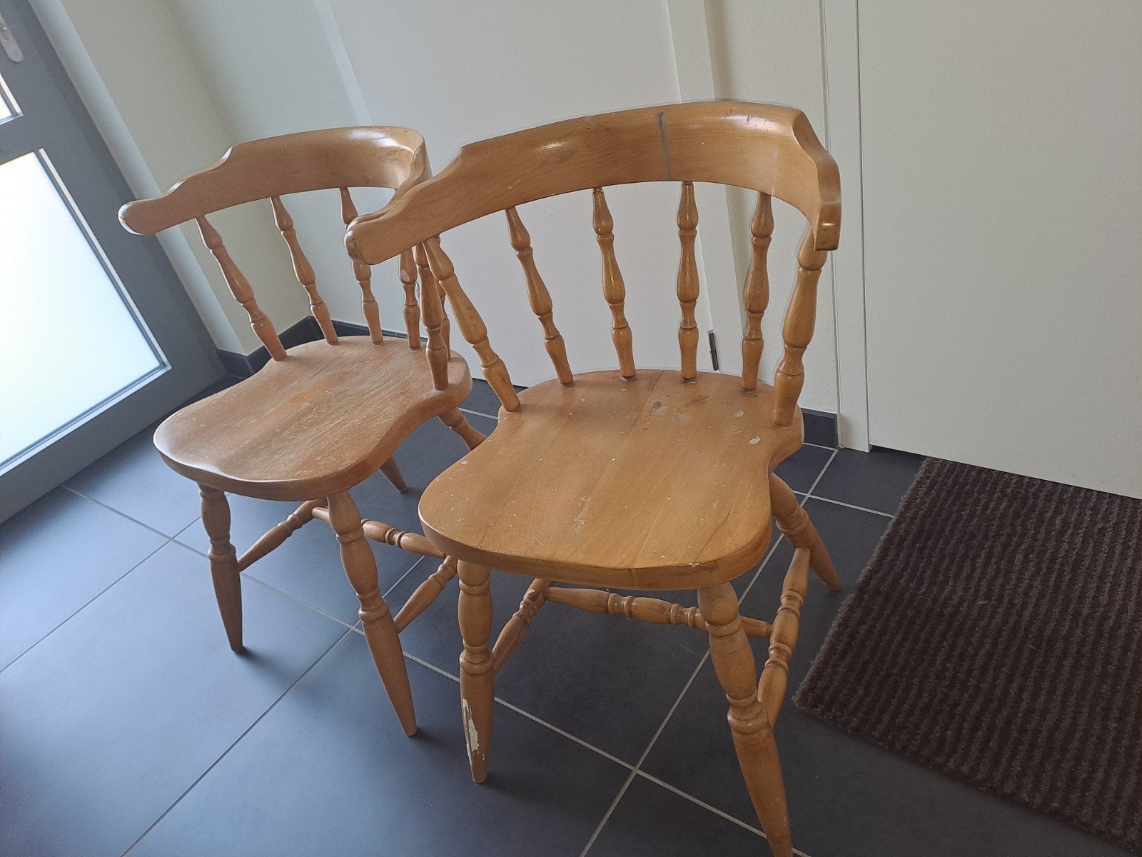 2 oude stoelen, Enlèvement