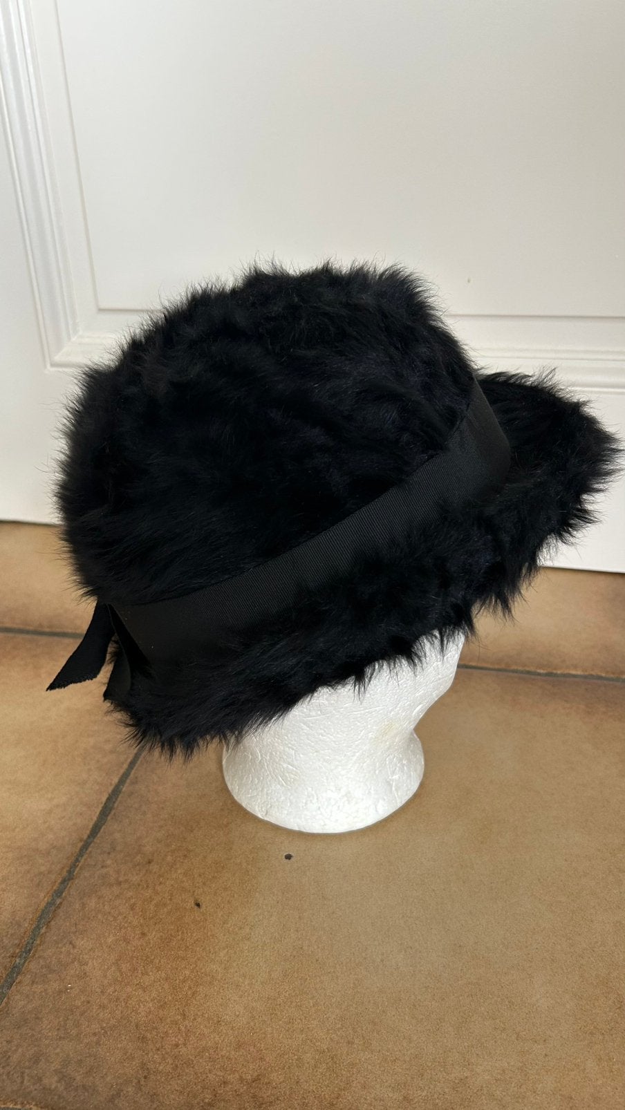 Vintage zwarte konijnenpelshoed – clochemodel – maat M, Kleding | Dames, Ophalen of Verzenden, Zo goed als nieuw, 56 of 57 cm (M, 7 of 7⅛ inch)