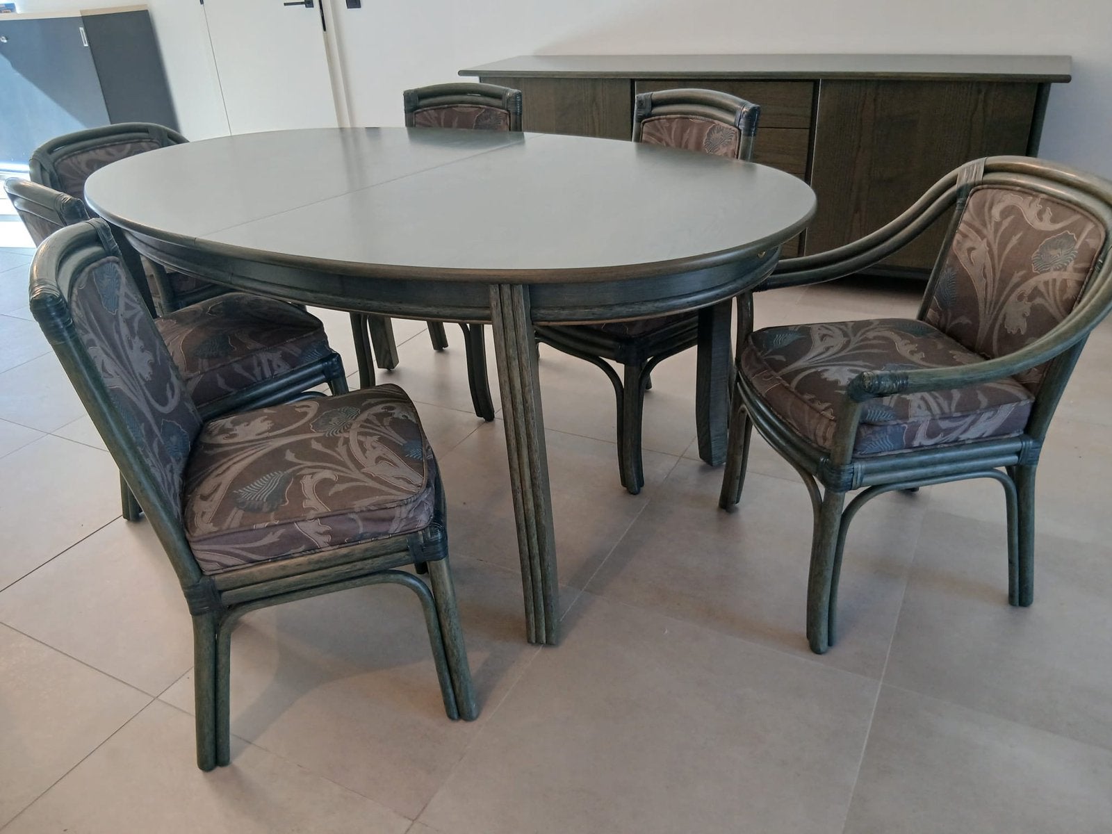 Ovalen eettafel 1,82 m. verlengbaar tot 2,62 m. Gasparucci !, Huis en Inrichting, Ophalen, Zo goed als nieuw, Tijdloos