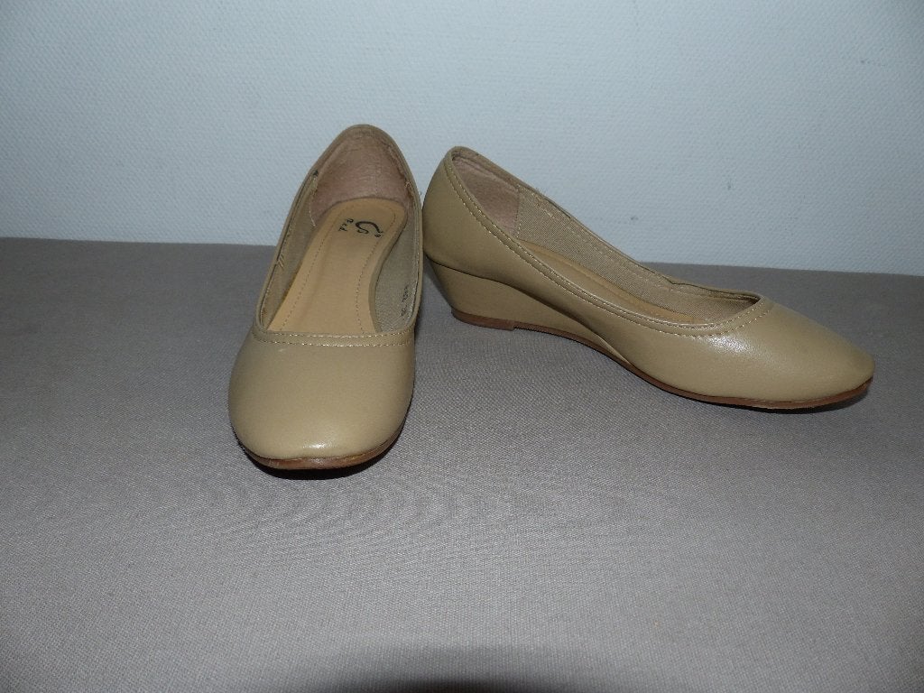 Beige schoenen met sleehak - maat 38, Ophalen of Verzenden, Zo goed als nieuw, Instappers, Beige