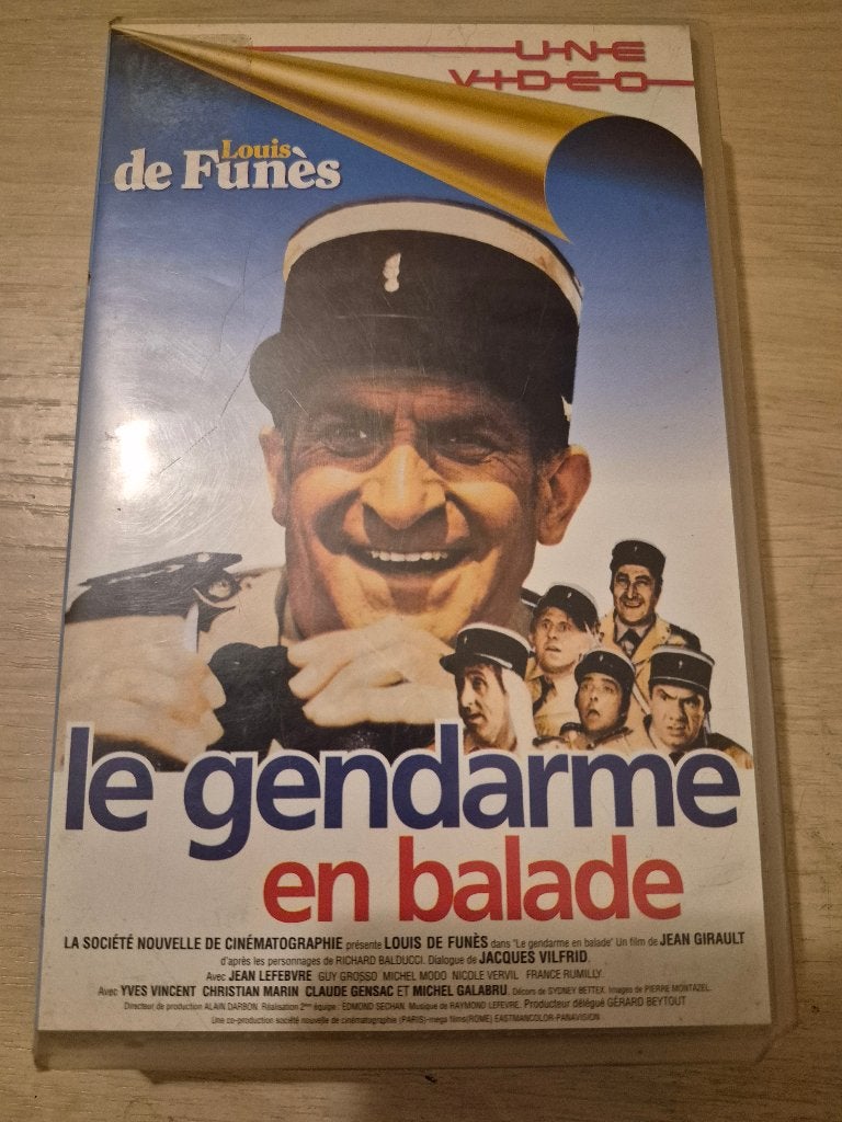 K7 vhs Le gendarme en balade, Ophalen of Verzenden, Zo goed als nieuw, Komedie, Frans
