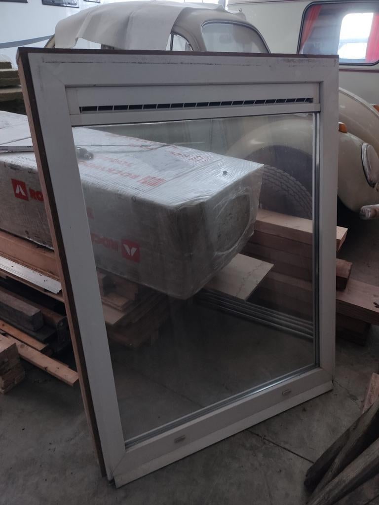 Vast raam wit pvc met rooster, Ophalen