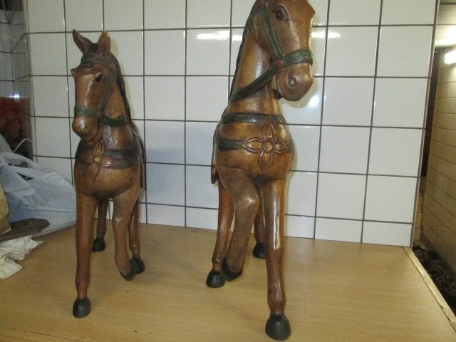 Lot de deux chevaux en bois ., Enlèvement