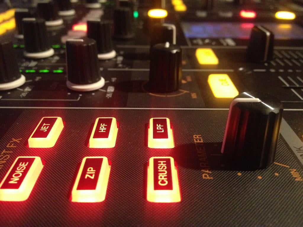 Table de mixage Pioneer DJM 2000, Musique & Instruments, Enlèvement
