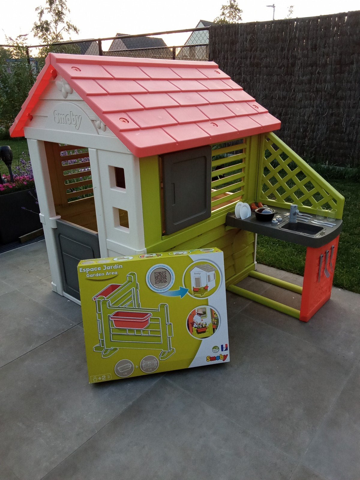 Smoby speelhuisje Nature + tuinhekje met bloembakken, Kinderen en Baby's, Speelgoed | Buiten | Speelhuisjes, Ophalen, Zo goed als nieuw