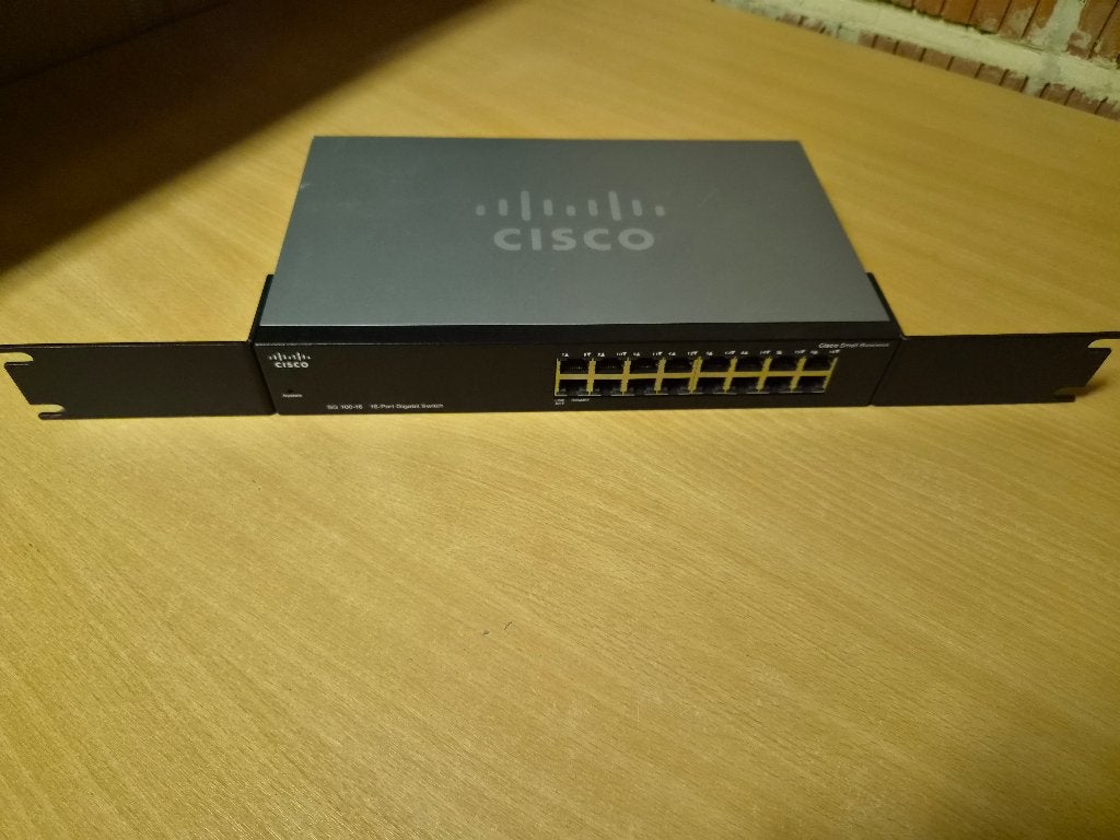 Cisco SG100-16 16-Port Gigabit Switch incl. rackbeugels, Computers en Software, Netwerk switches, Ophalen of Verzenden