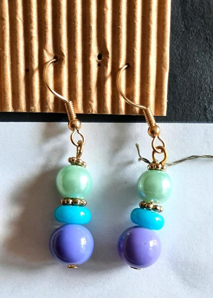 Te koop:Nieuw!Unieke oorbellen met purper en blauwe bolletje, Ophalen, Overige materialen, Hangers, Blauw
