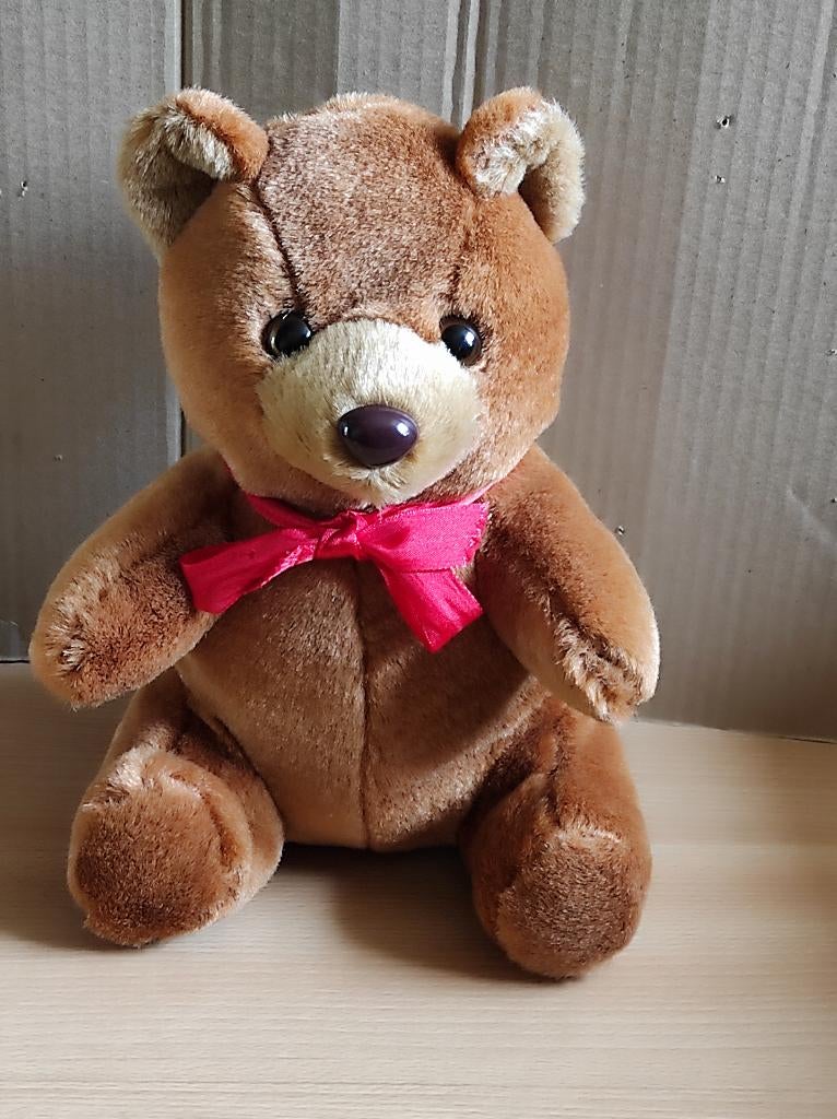 knuffel beer met rode strik, Ophalen of Verzenden, Zo goed als nieuw, Beer