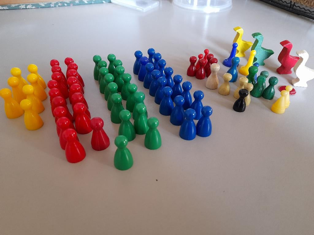 Pionnen  voor spellen en dobbelstenen.Samen 5 euro., Ophalen, Gebruikt