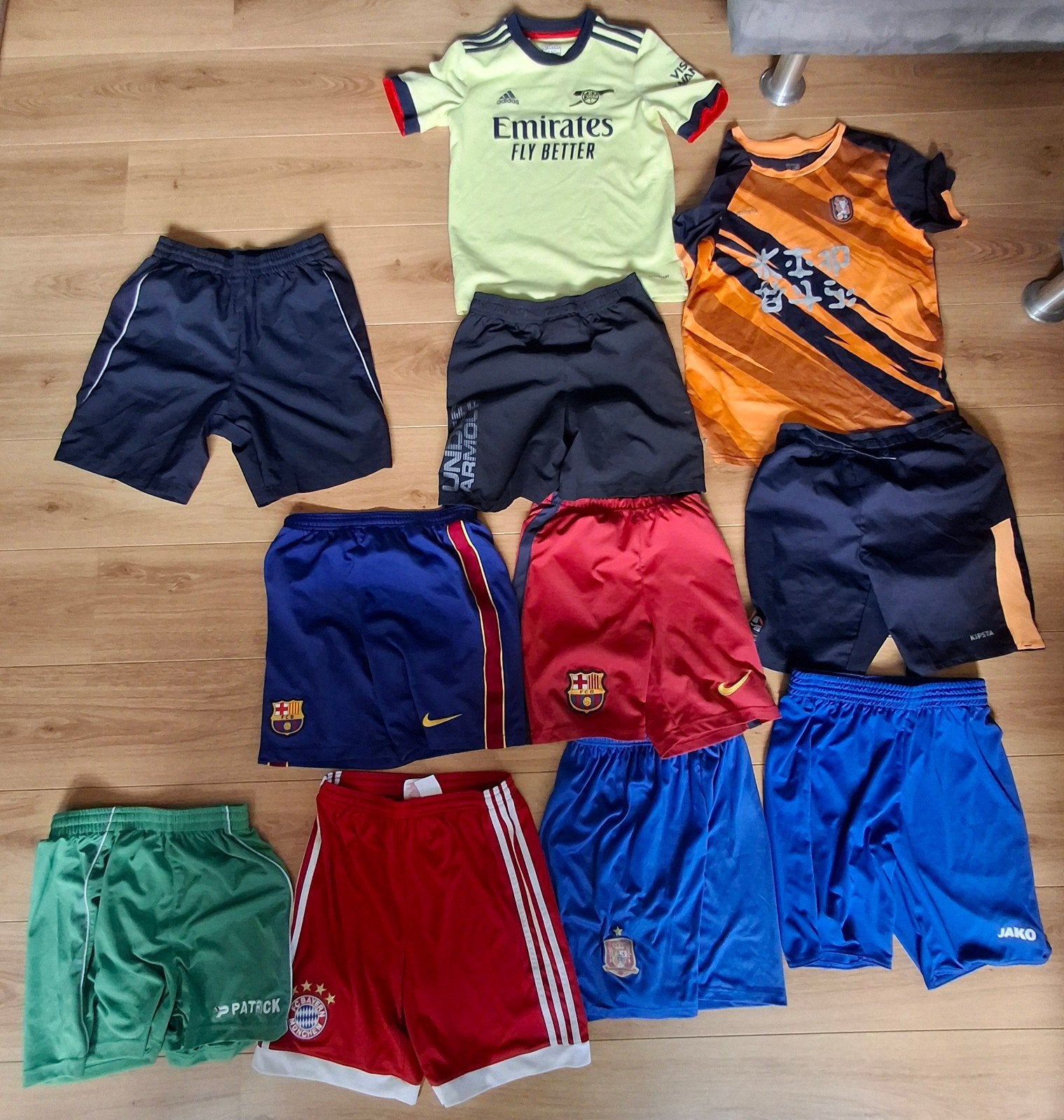 10 shorts + 2 maillots de football, Enlèvement ou Envoi, Comme neuf, Vêtements