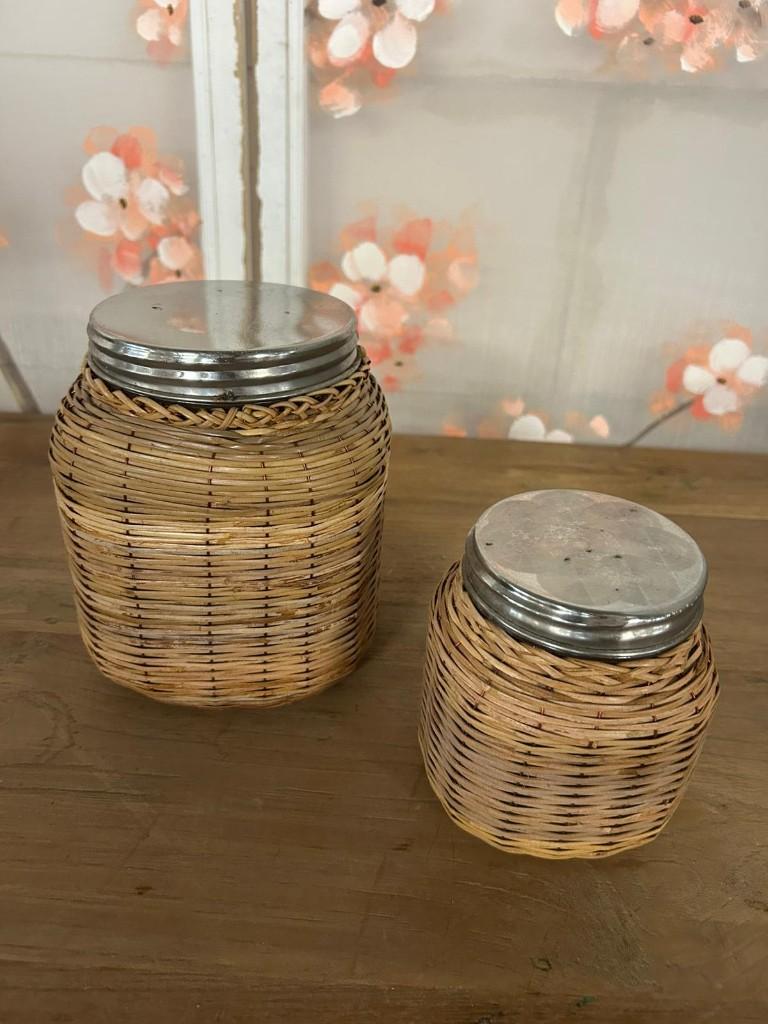 Rotan/riet voorraadpotten met metalen deksel — set van 2, Huis en Inrichting, Keuken | Keukenbenodigdheden, Nieuw, Voorraadpot