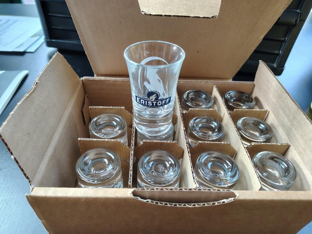 12 shotglaasjes Eristoff, Enlèvement