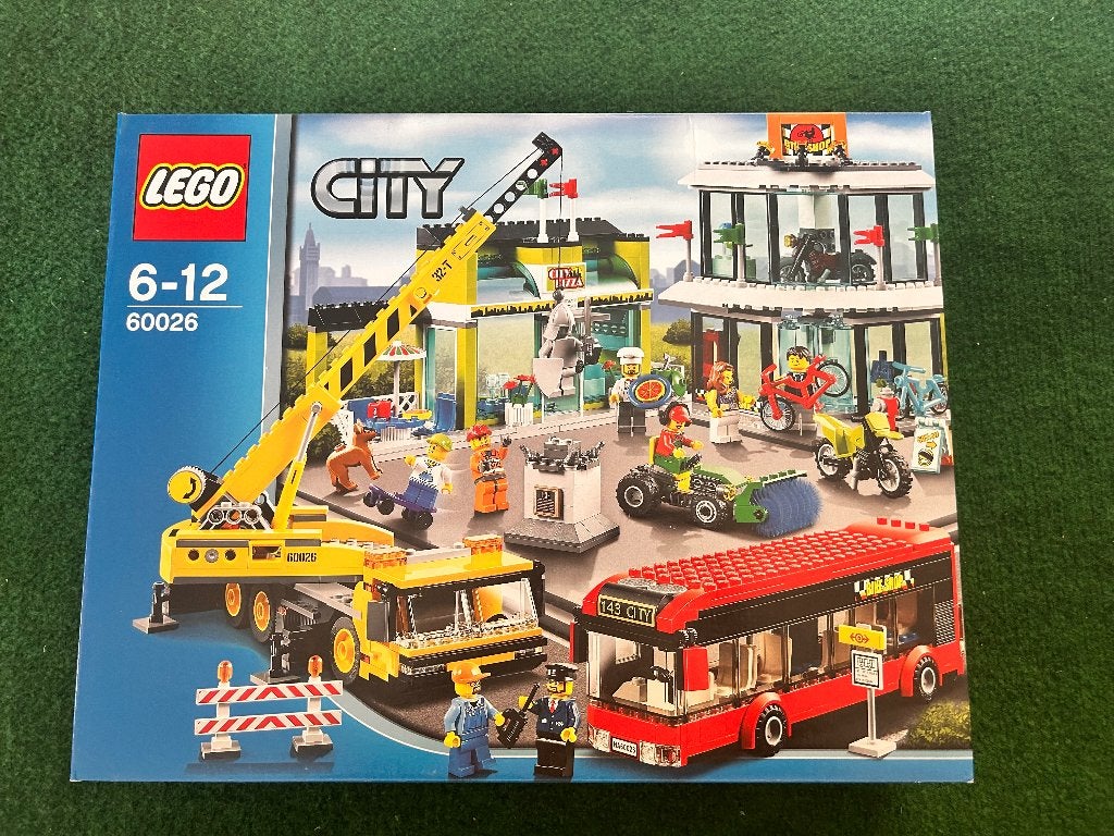 Lego CITY 60026 Town square Grue Bus Moto pizza NEW Sealed, Enfants & Bébés, Jouets | Duplo & Lego, Neuf, Lego, Ensemble complet