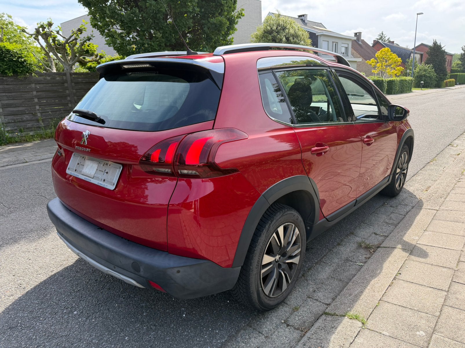 Peugeot 2008 / 1.2 Benzine Euro 6b / 103.000 km, Autos, Peugeot, Rouge, Achat, Entreprise, Boîte manuelle