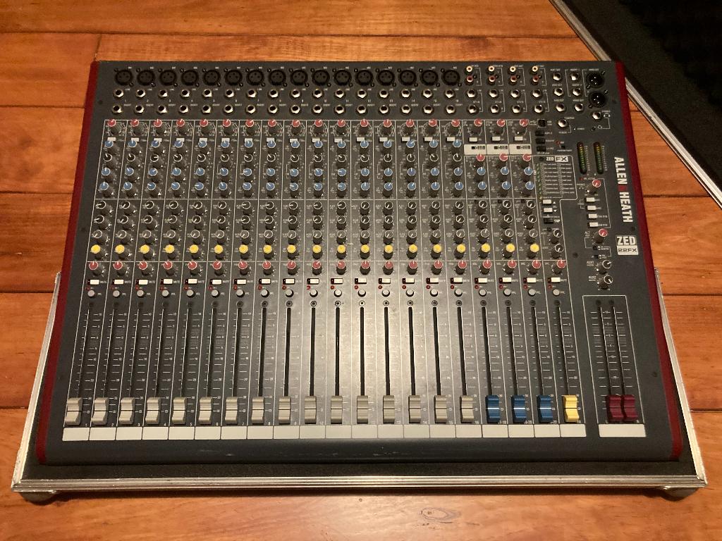 Allen & Heath ZED-22FX met flightcase, Ophalen, Zo goed als nieuw, 20 kanalen of meer, Microfooningang