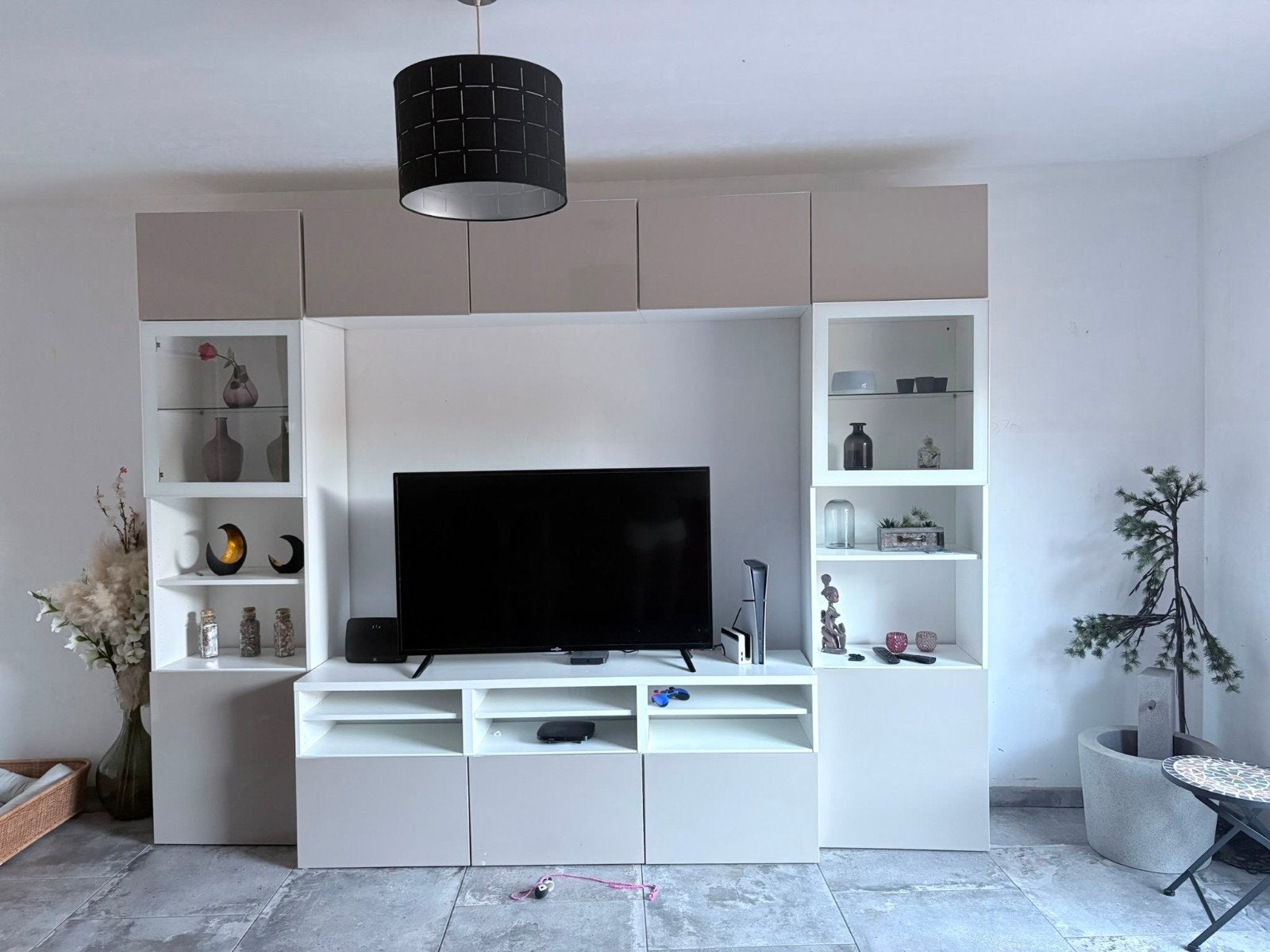 Armoire vitrine Besta, Enlèvement
