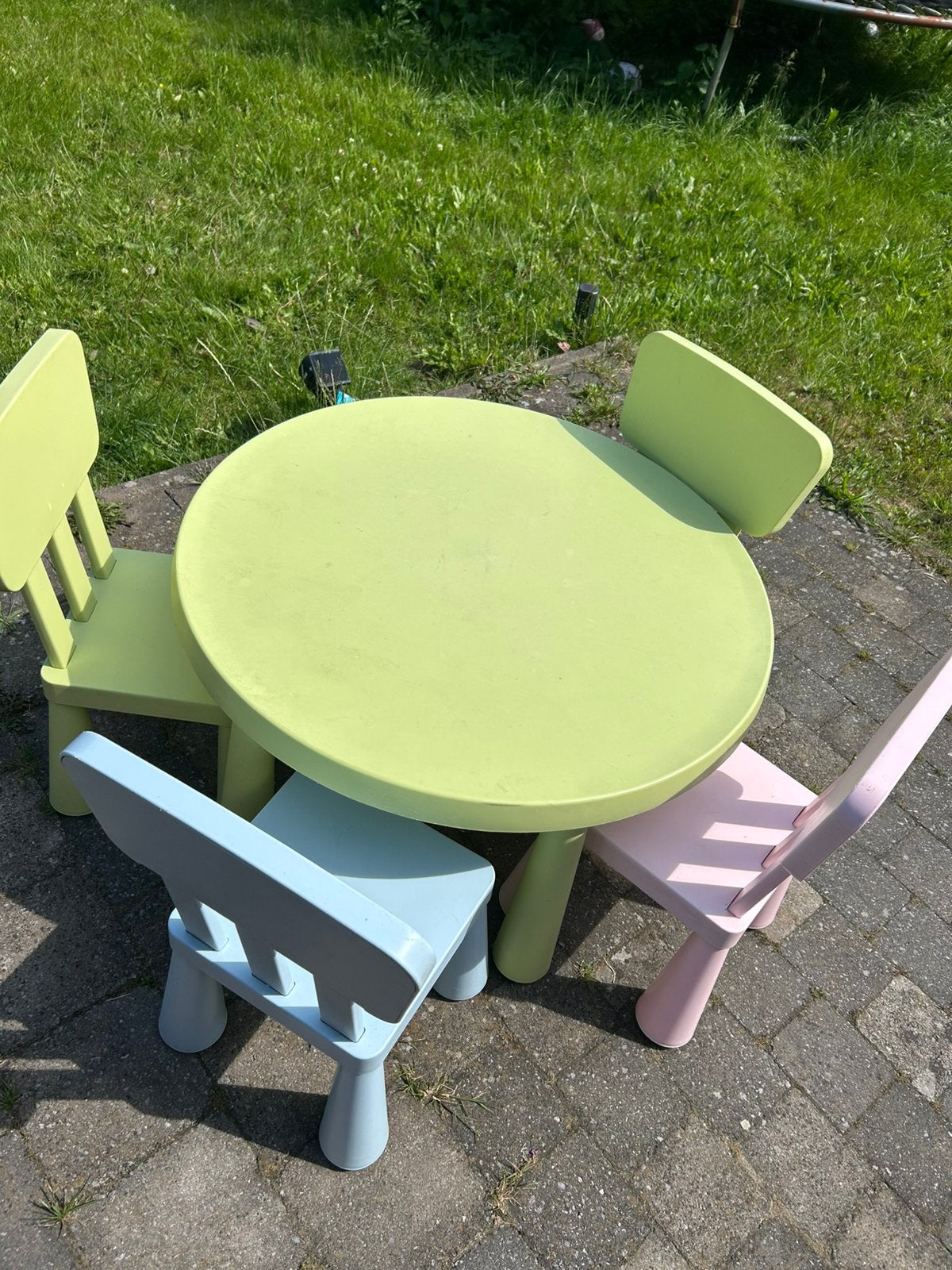 Ikea kindertafel met bijpassende stoelen, Ophalen, Zo goed als nieuw