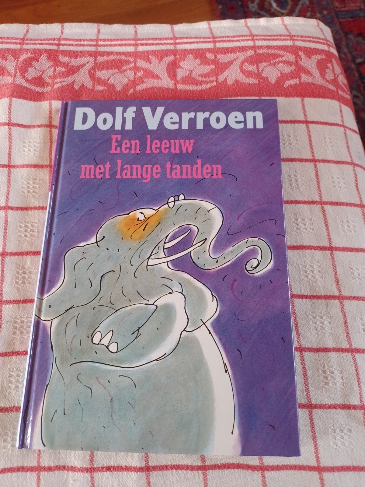 Dolf Verroen - Een leeuw met lange tanden, Livres, Enlèvement ou Envoi, Dolf Verroen