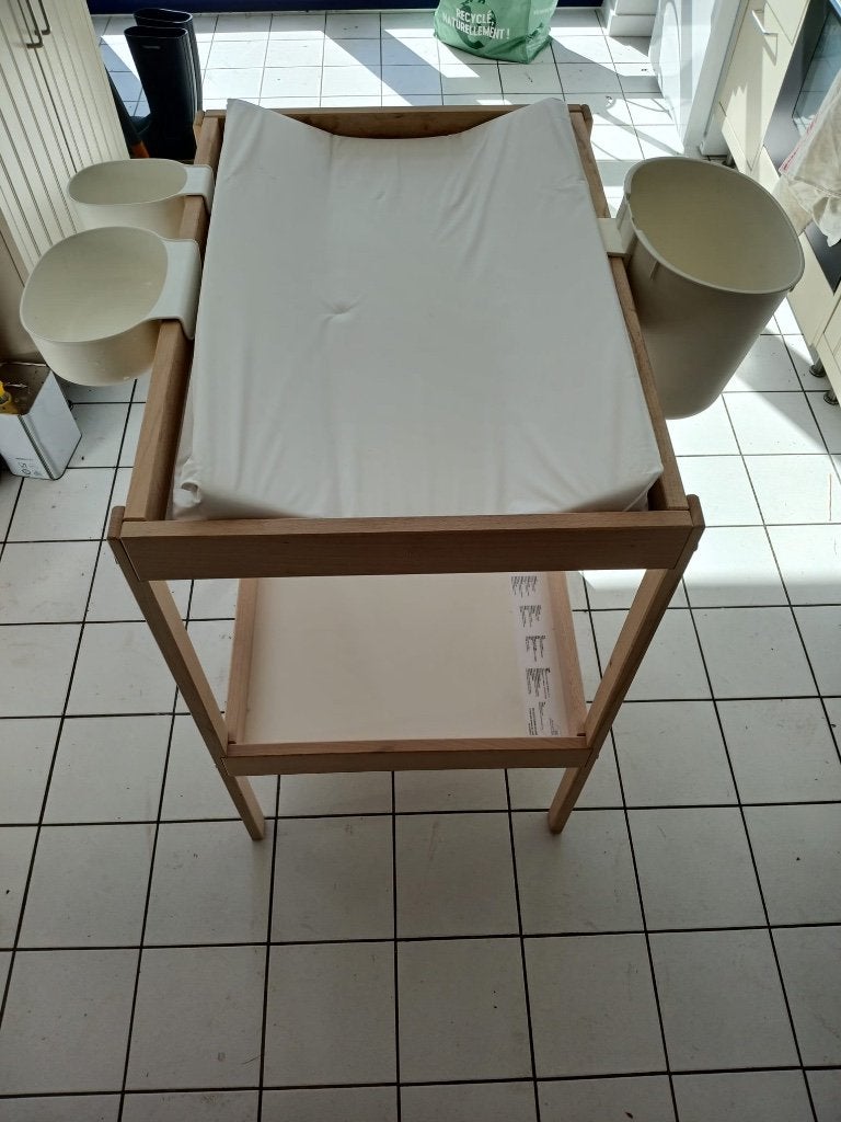 table à langer avec accessoires et matelas parfait état, Enfants & Bébés, Enlèvement, Comme neuf, Autres types, Autres marques