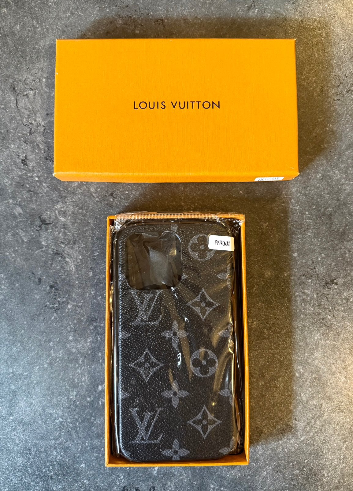 Louis Vuitton iPhone 15 Pro Max case!(NIEUW), Kunststof, Zwart, Frontje of Cover, Nieuw