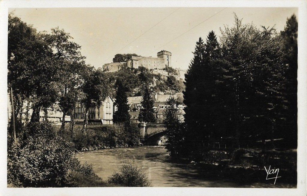 1942 - FRANKRIJK - Lourdes: Le Château et le Gave, Verzamelen, Postkaarten | Buitenland, Verzenden, 1940 tot 1960, Ongelopen, Frankrijk