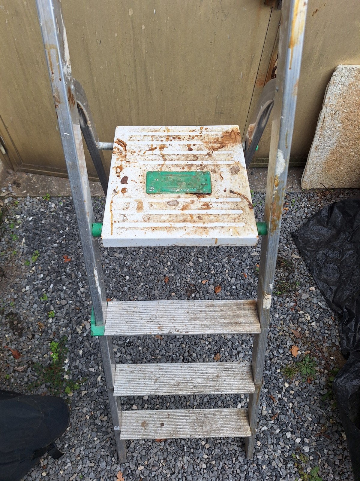 escabelle, Enlèvement