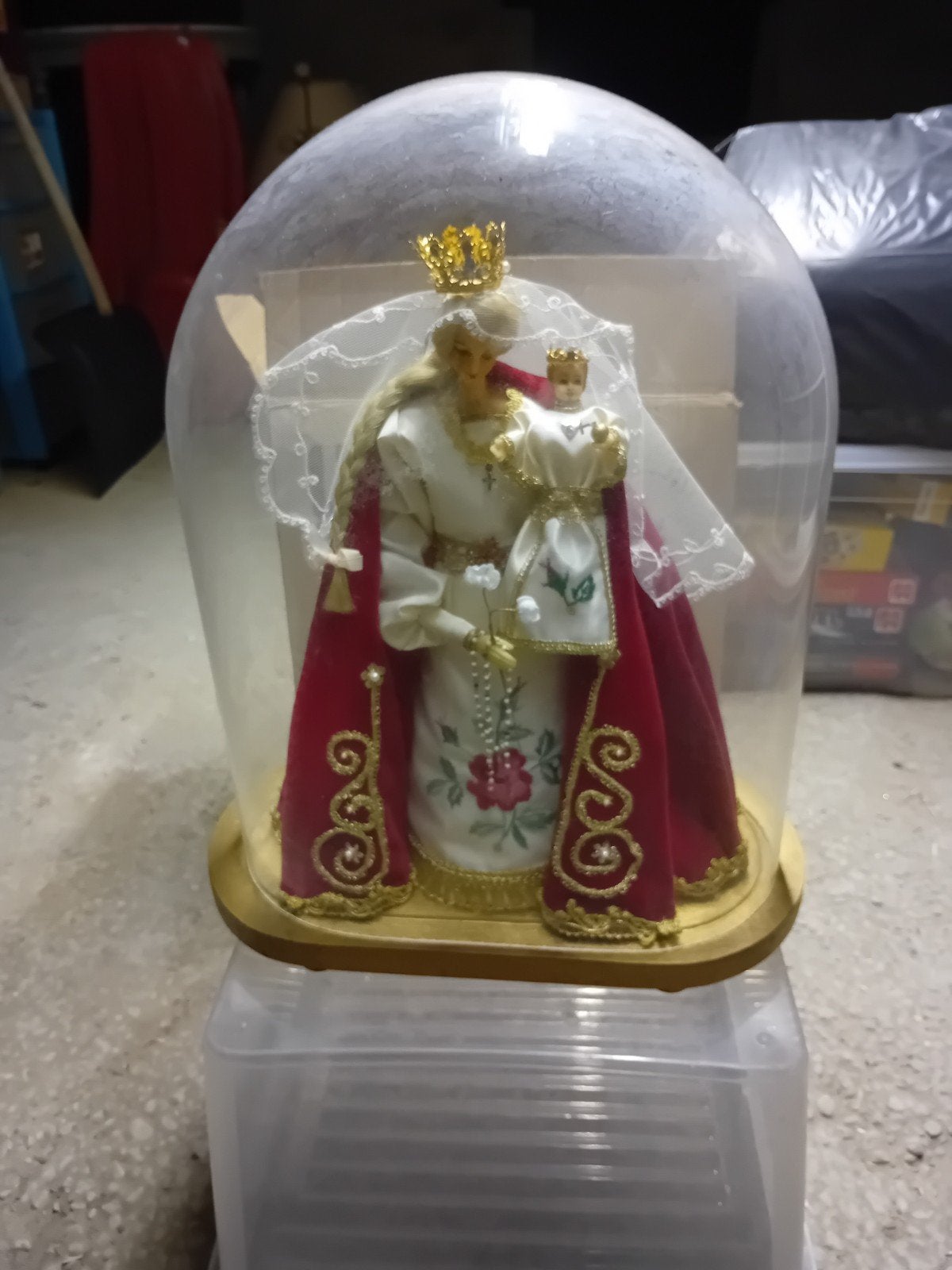 Mariabeeld met stolp, Ophalen