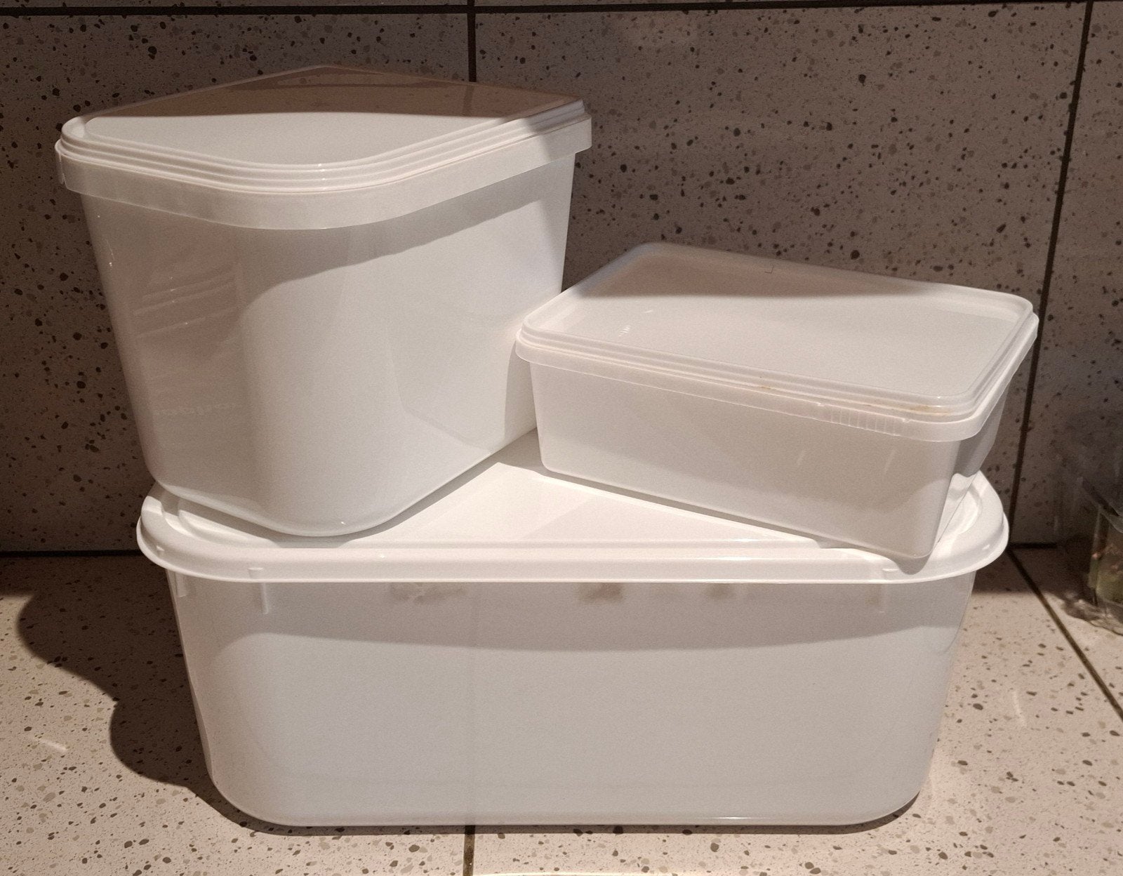 Grote partij plastic boxen. 1 liter, 2 liter en 5 liter, Ophalen, Crème