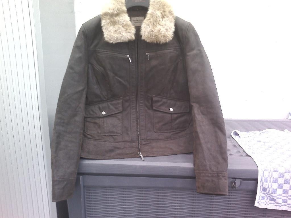 Korte bruine damesvest in daim(Leder)., Enlèvement ou Envoi, Porté, Taille 42/44 (L), Brun