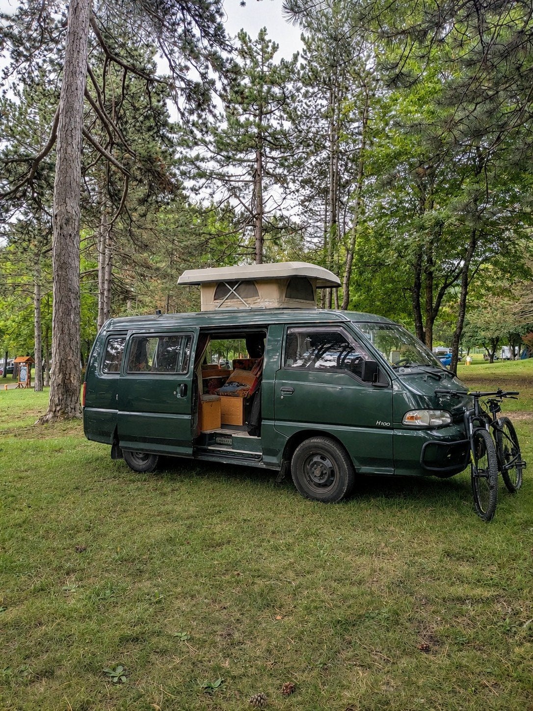 Hyundai H100 Camperbus uit 1997, Caravans en Kamperen, Mobilhomes, Particulier, Koelkast, Vloerverwarming, Hefdak, Ophalen