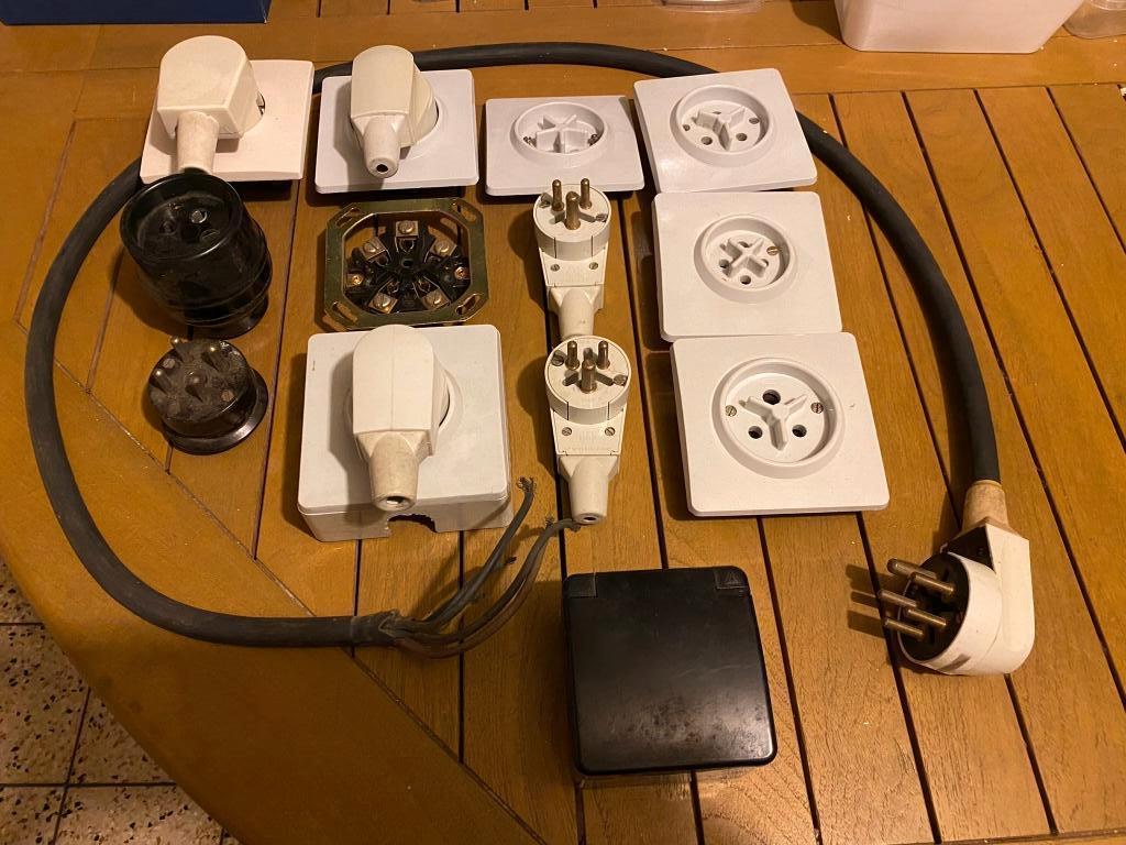 Drijfkracht stekker of stopcontact aan 7€/st, Doe-het-zelf en Bouw, Elektriciteit en Kabels, Ophalen, Gebruikt, Stekker