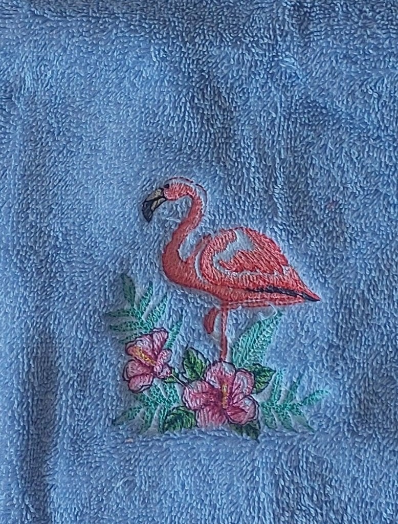 Serviette invité bleue avec un flamand rose brodé, Neuf, Autres marques, Enlèvement ou Envoi, Serviette invité