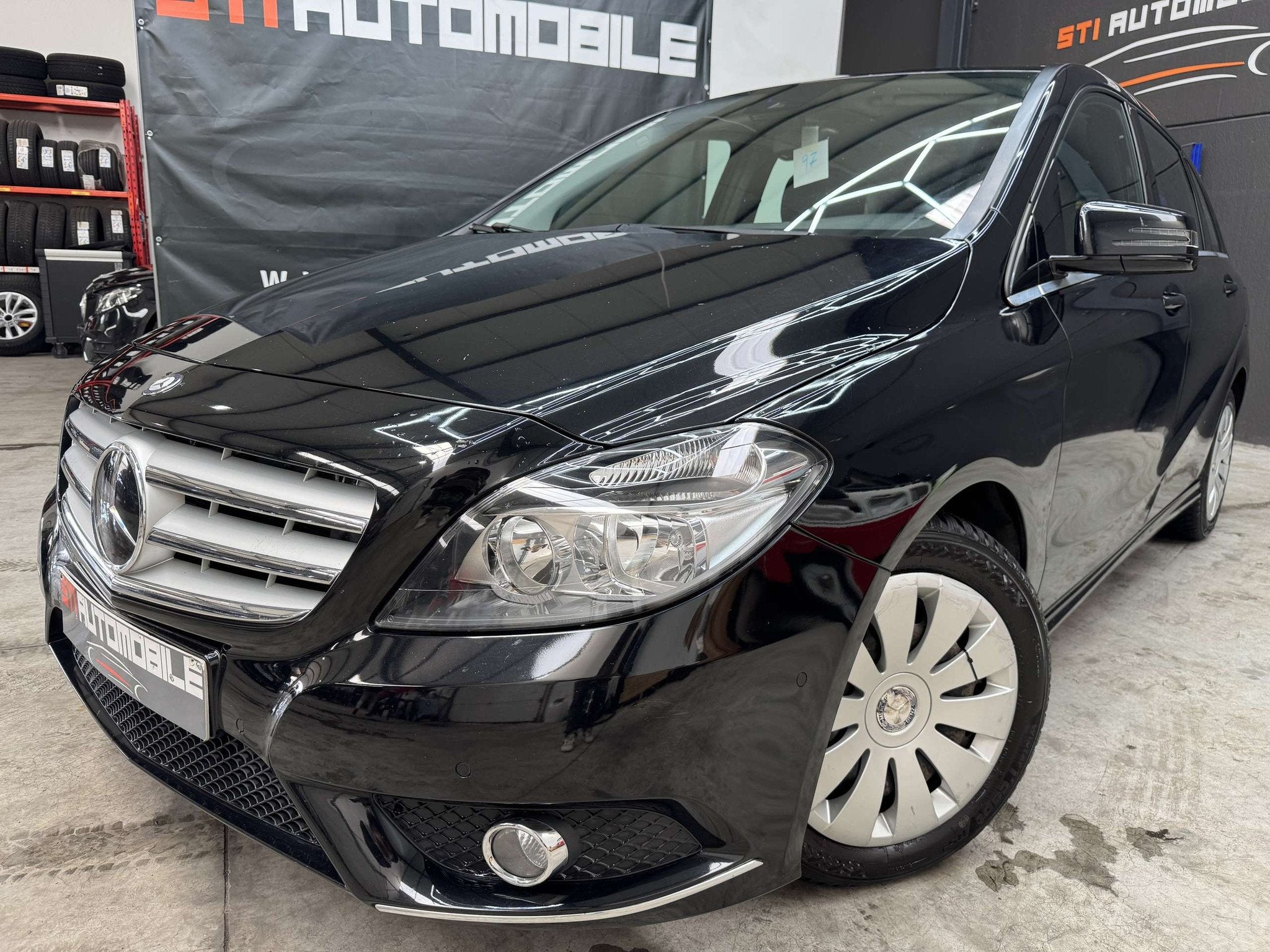 Mercedes-Benz B-Klasse 180 * GARANTIE 12 MOIS * (bj 2013), Automaat, Euro 5, Gebruikt, Zwart