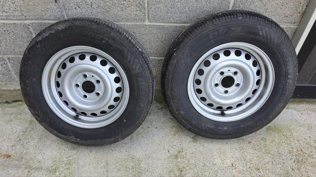 2 reservewielen 195/70R15C, Enlèvement