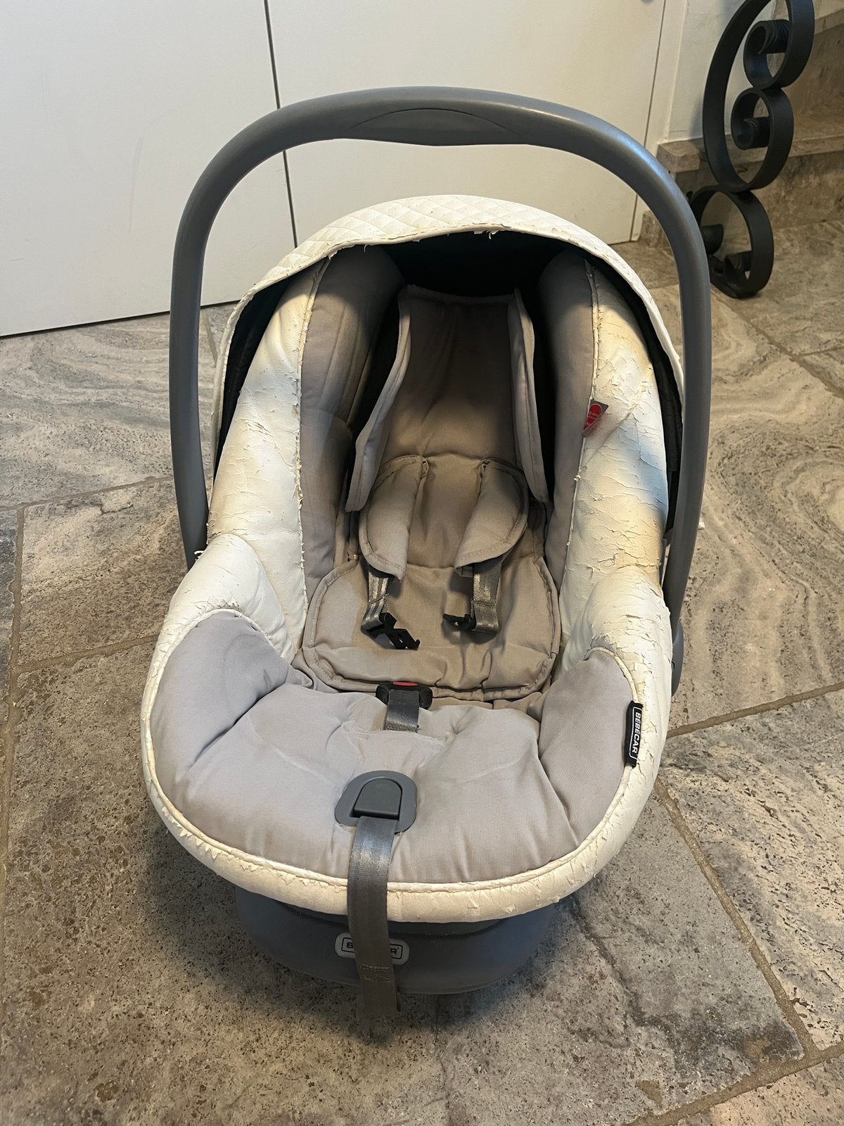 Siège auto similicuir blanc Bébécar avec housse et coussin, Enfants & Bébés, Sièges auto, Autres marques, Ceinture de sécurité