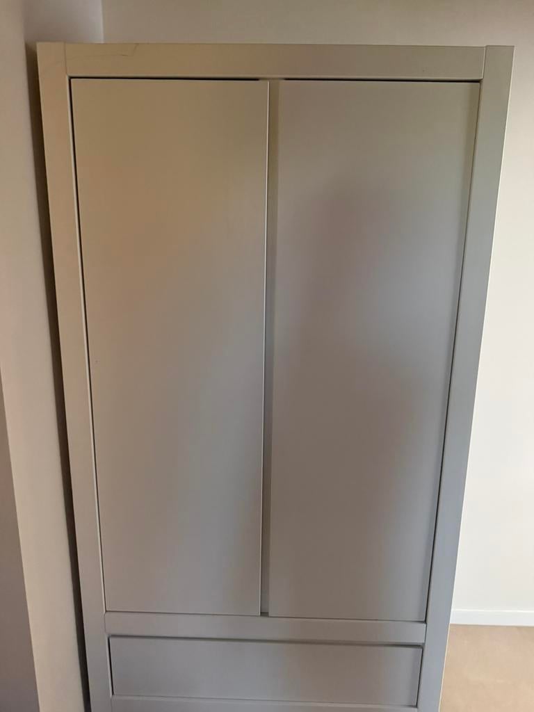 Troll Kleerkast 2-deurs en 1 schuif onderaan, Huis en Inrichting, Gebruikt, 100 tot 150 cm, 150 tot 200 cm, Overige houtsoorten