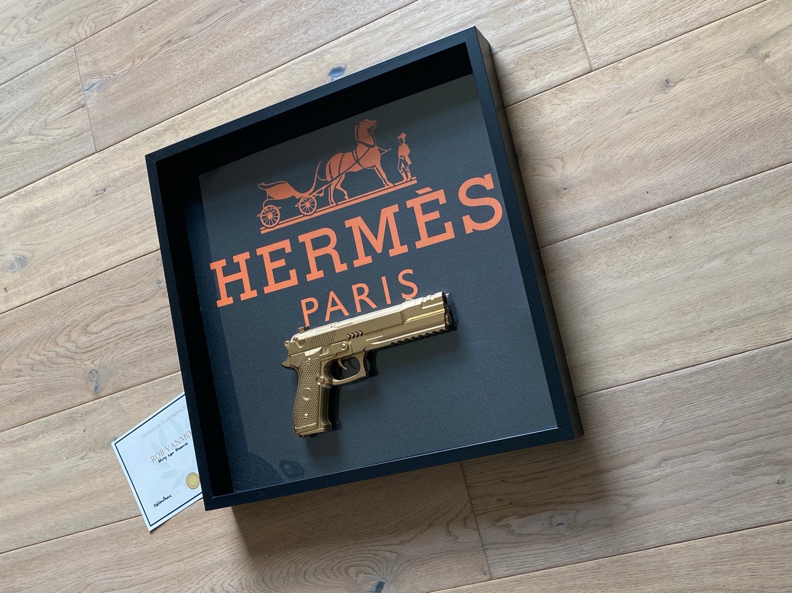 Originele Shiny Golden War on Hermès Paris van Rob VanMore, Antiek en Kunst, Kunst | Designobjecten, Ophalen, 52 cm, Schilderij/print