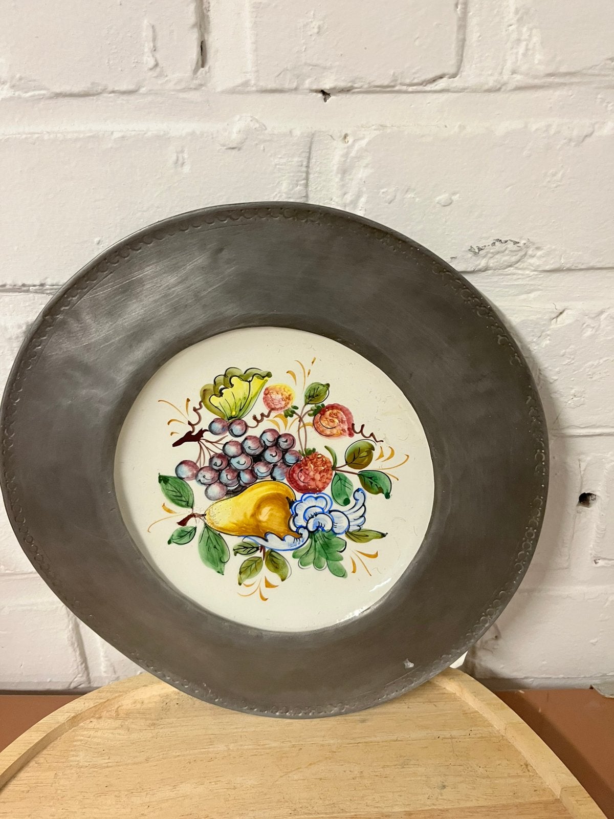 assiette décorative murale vintage en étain, Enlèvement