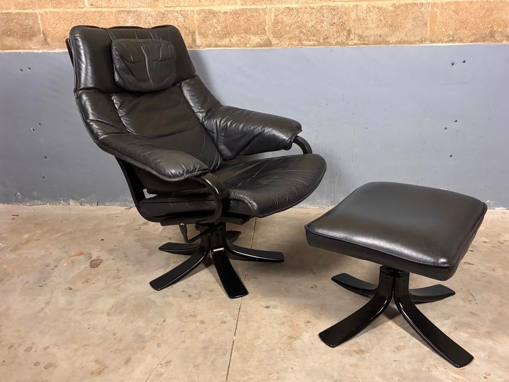 Deens design Skalma draaifauteuil met hocker, Ophalen, Gebruikt, Hout, Vintage Seventies Deens design Skalma Ekorned Knudsen
