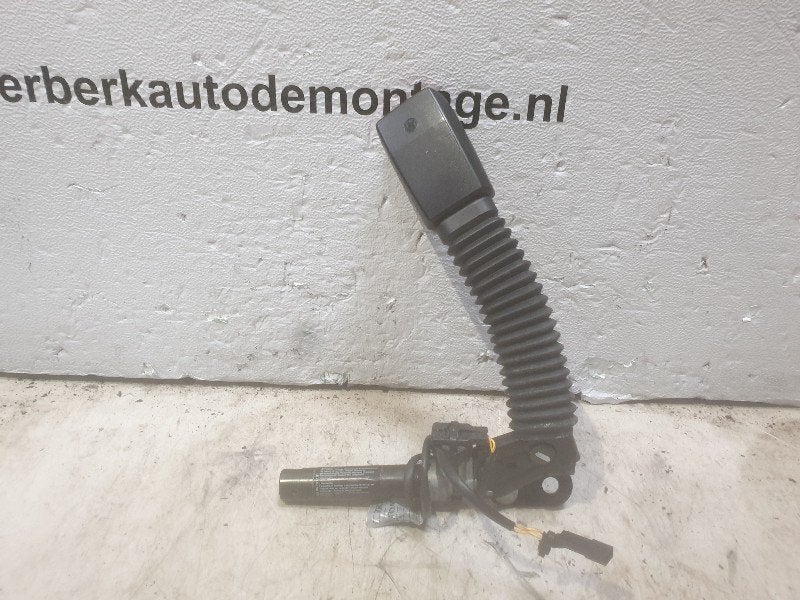 BOUCLE DE CEINTURE DE SECURITE AVANT DROIT (8-221-----012-r), Utilisé, BMW, Petuelring 130
80809  München, DE, Bayerische Motoren Werke AG