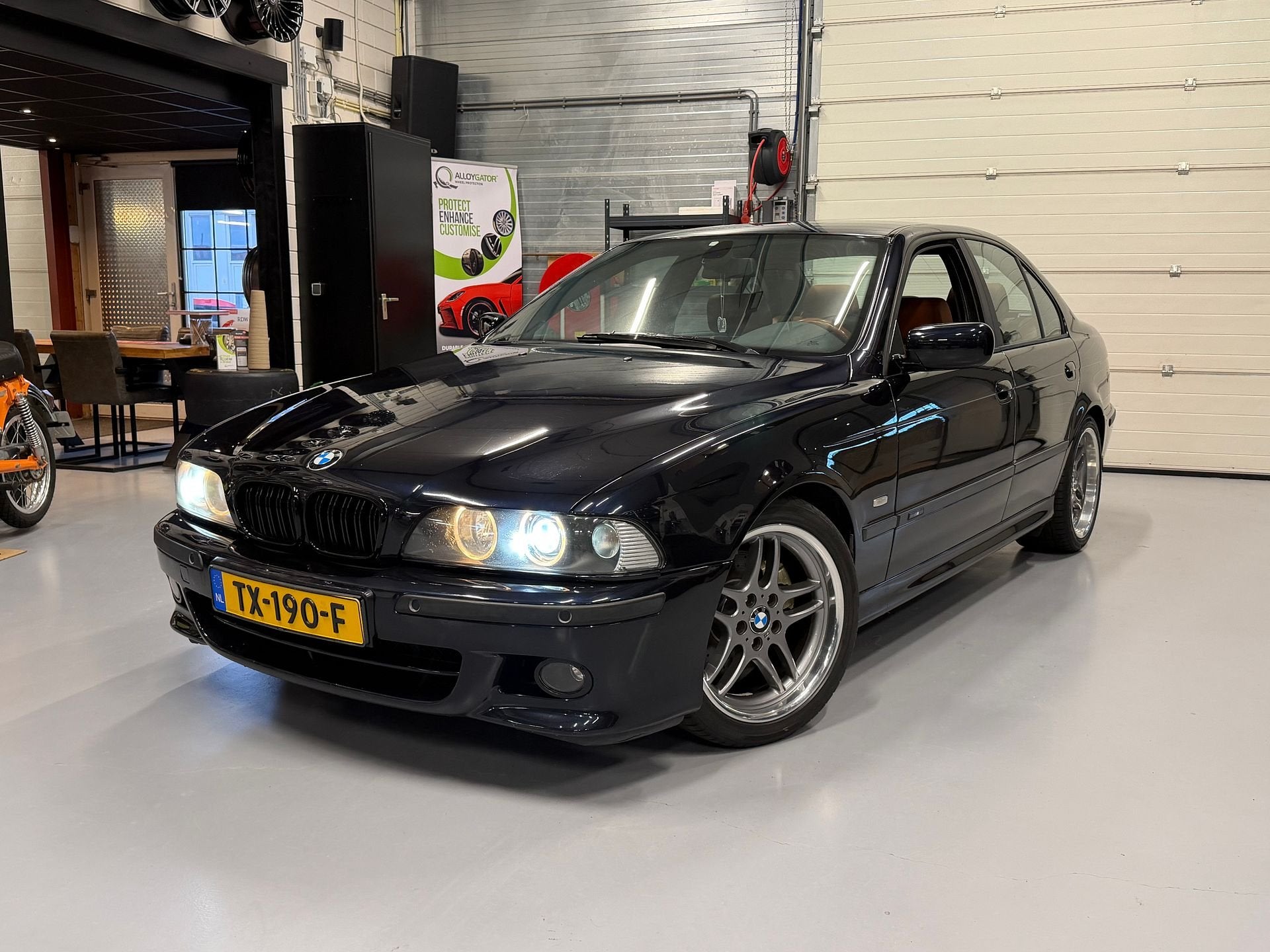 BMW 520 i 2.2 170pk Individual 18" M-Sport,Xenon,Leder,Clima, Auto's, BMW, Parkeersensor, Zwart, Onderhoudsboekje, 5 Reeks